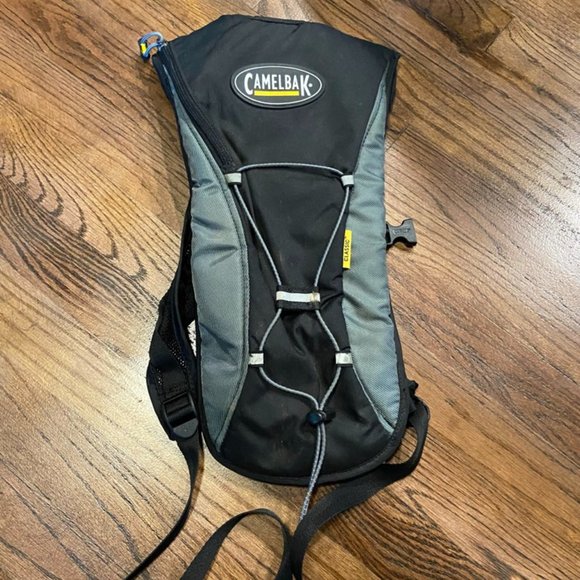 Camelbak Classic Hydration Pack with 2L 70 oz Reservoir Gray/Black - Picture 1 of 2
